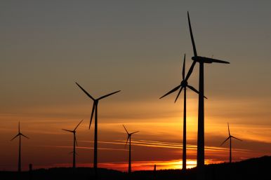 Sonnenuntergang mit Blick auf Windräder in Buke | 